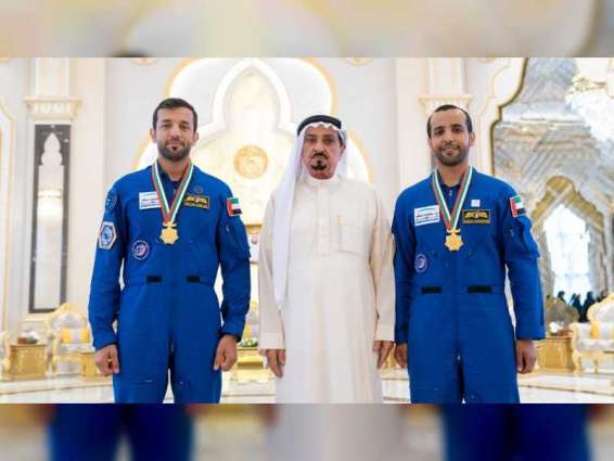 حميد النعيمي يقلد رائدي الفضاء المنصوري والنيادي ميدالية عجمان الأولى للإنجازات