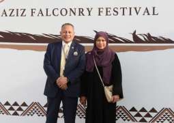 السفير الماليزي وحرمه يتجولان في أروقة مهرجان الملك عبدالعزيز للصقور
