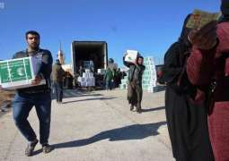 مركز الملك سلمان للإغاثة يواصل توزيع السلال الغذائية للاجئين السوريين بمحافظة المفرق الأردنية
