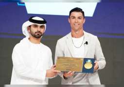 منصور بن محمد يكرم المتحدثين بمؤتمر دبي الرياضي الدولي الـ 14