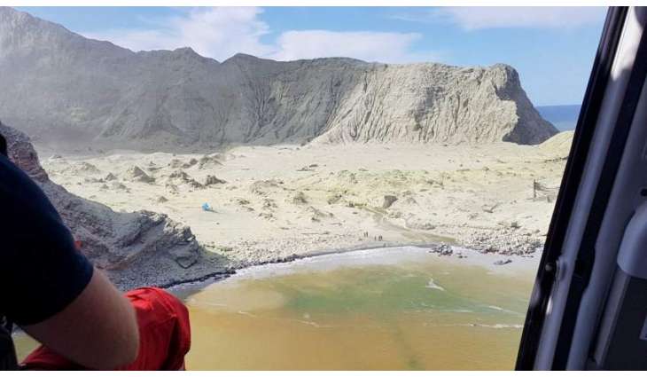 White Island volcano: New volcanic activity hampers recovery efforts