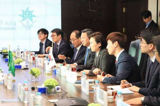 وزير الاقتصاد والتخطيط يجتمع مع وزيرة الأرض والبنية التحتية والنقل الكورية