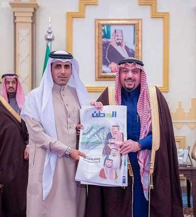 الأمير فيصل بن مشعل يتسلم ملحق صحيفة الوطن بمناسبة مرور خمس سنوات على تولية إمارة منطقة القصيم