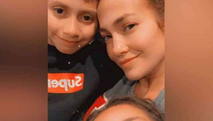 Jennifer Lopez shares make-up free pictures