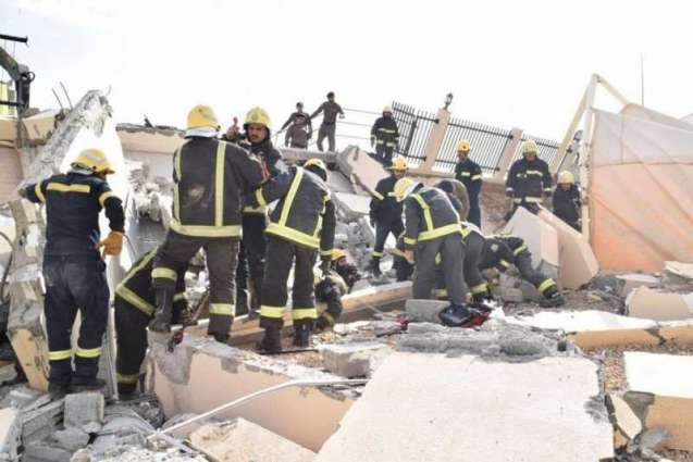 الدفاع المدني : وفاة شخصين وإصابة 13 في حادثة مبنى جامعة المعرفة خرج منهم 10 أشخاص سالمين