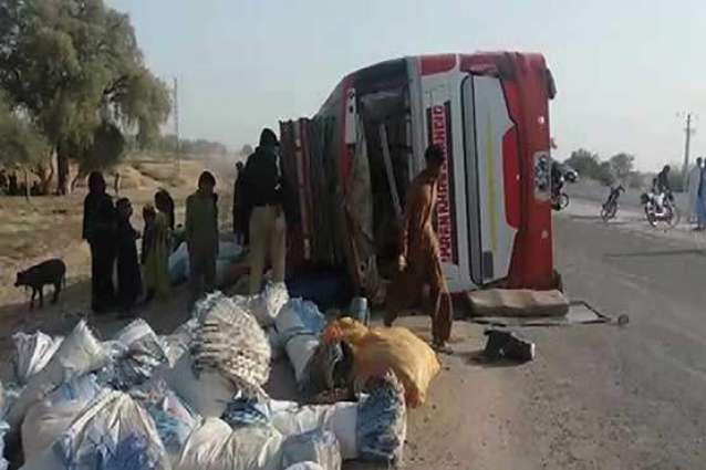 Three killed in van, truck collision in Larkana