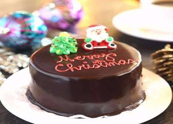 UET students cut cake to celebrate Christmas