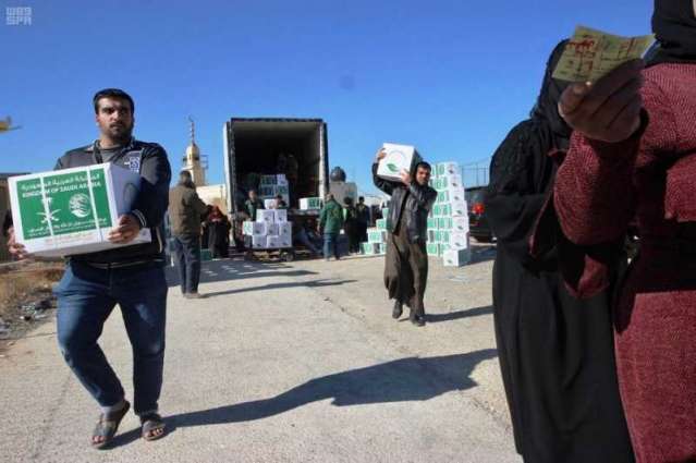 مركز الملك سلمان للإغاثة يواصل توزيع السلال الغذائية للاجئين السوريين بمحافظة المفرق الأردنية
