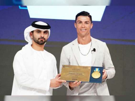 منصور بن محمد يكرم المتحدثين بمؤتمر دبي الرياضي الدولي الـ 14