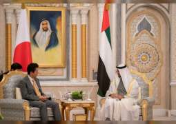 محمد بن زايد يعقد جلسة مباحثات مع رئيس وزراء اليابان