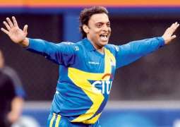Shoaib Akhtar gives money to a child to be partner with his morning walk