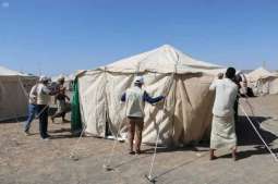 مركز الملك سلمان للإغاثة يوزع مواد إيوائية في مخيم الروضة بمأرب