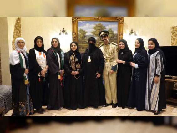 شرطة دبي تستكمل مبادرتها "ملامسة قلب الأم" بزيارة أسر الخريجين