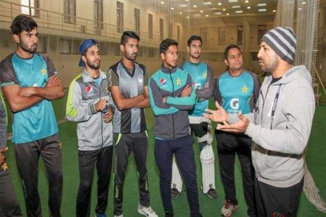 Sarfraz meets U19 players, shares his experience with them