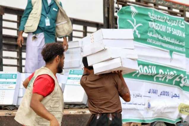 مركز الملك سلمان للإغاثة يوزع 3,780 كرتون تمور في محافظة عدن