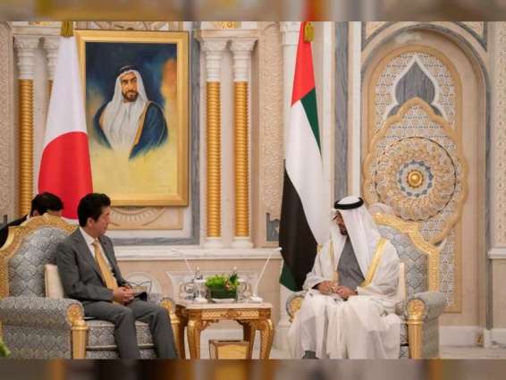 محمد بن زايد يعقد جلسة مباحثات مع رئيس وزراء اليابان