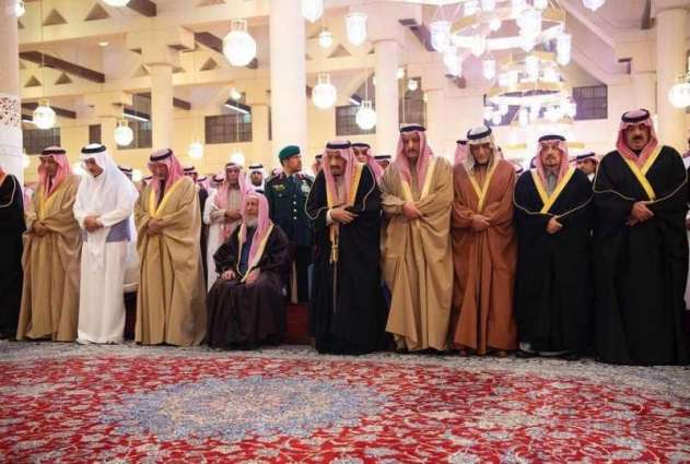 خادم الحرمين الشريفين يؤدي صلاة الميت على الأمير بندر بن محمد بن عبدالرحمن بن فيصل آل سعود