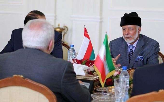 وزیر الخارجیة العماني یوسف بن علوي یلتقي مع نظیرہ الایراني محمد جواد ظریف في طھران