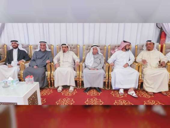 حاكم عجمان يقدم واجب العزاء بوفاة الشيخة حمده بنت أحمد الغرير