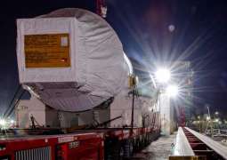 نقل توربين عملاق للغاز بوزن 457 طناً إلى موقع الإمارات العالمية للألمنيوم في جبل علي