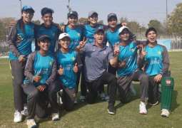 Jonty Rhodes teaches the art of fielding to women cricketers