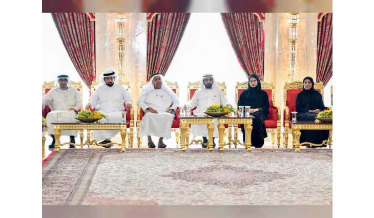 محمد بن راشد يكرم عالمين ويستقبل مجلسي علماء الإمارات والشباب ونخبة من الباحثين