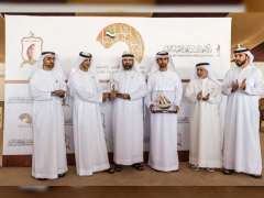 تتويج الفائزين في ختام منافسات دوري الإمارات للصيد بالصقور بأبوظبي