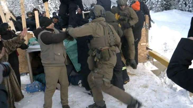 Canadian Police Begin Raid Against Indigenous Protesters Blocking Coastal GasLink Pipeline