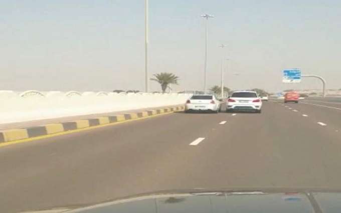 شرطة أبوظبي تضبط سائقي  مركبتين للقيادة بتهور