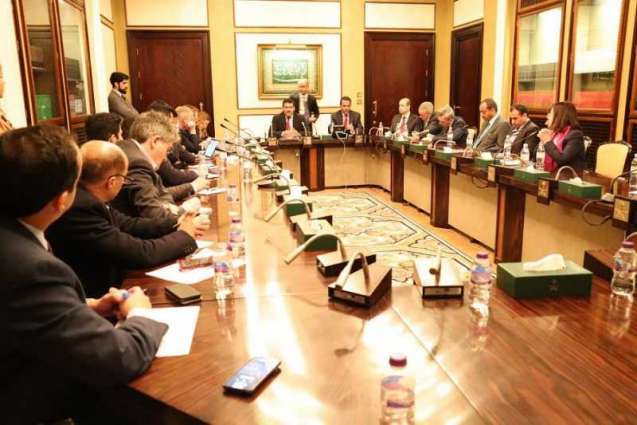 السفير آل جابر يؤكد استمرار دعم اليمن للتوصل إلى حل سياسي شامل وفقا للمرجعيات الثلاث