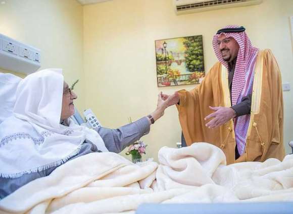 سمو الأمير فيصل بن مشعل يزور رئيس لجنة أهالي عنيزة للاطمئنان على صحته