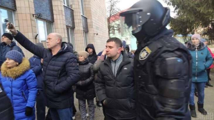 Police Officer Seriously Injured in Ukraine Protests Against Arrival of China Evacuees