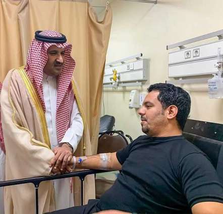 سمو أمير منطقة المدينة المنورة يطمئن على رجال الأمن المصابين في حادث إطلاق النار