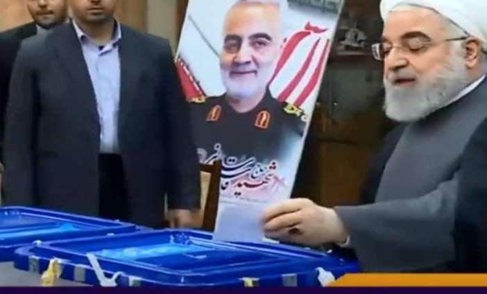 الرئیس الایراني حسن روحاني یدلي بصوتہ في الانتخابات البرلمانیة الایرانیة