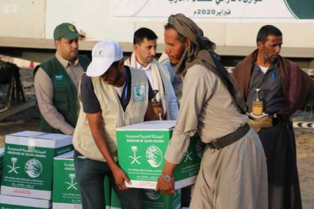 مركز الملك سلمان للإغاثة يوزع 1,000 سلة غذائية للنازحين من صنعاء إلى محافظة مأرب