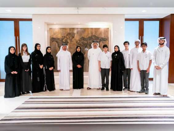 Abdullah bin Zayed receives student delegation from ENS