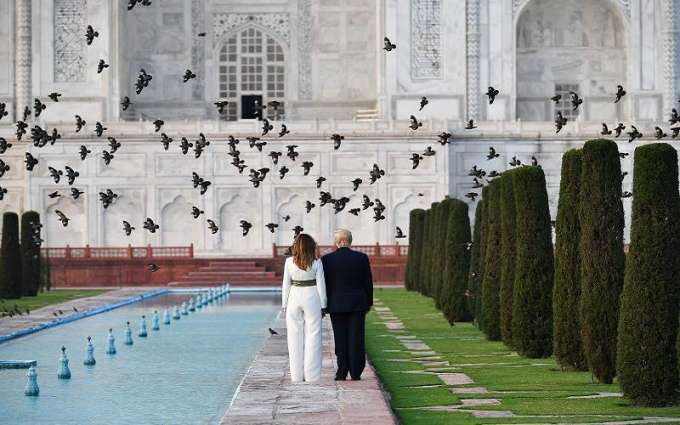 الرئیس الأمریکي دونالد ترامب یزور تاج محل التاریخي برفقة زوجتہ في الھند