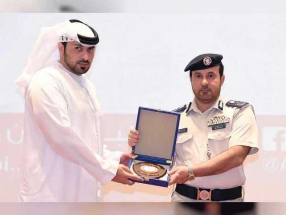 شرطة أبوظبي تكرم جمعية واجب التطوعية لجهودها المجتمعية 