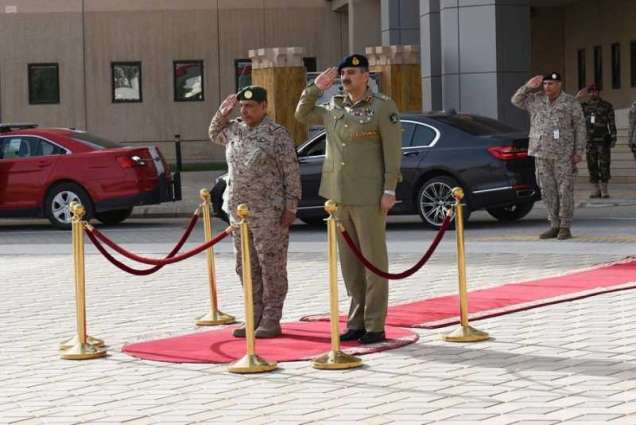 قائد القوات البرية الملكية السعودية يستقبل المفتش العام للجيش الباكستاني