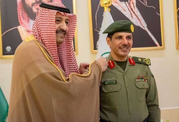 سمو الأمير حسام بن سعود يقلد مدير جوازات الباحة رتبته الجديدة