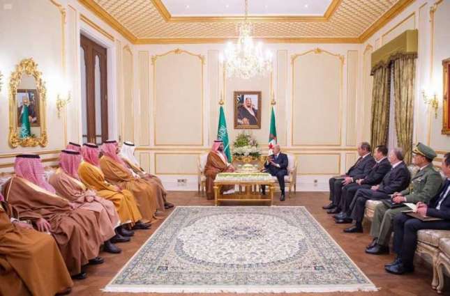 سمو ولي العهد يجتمع مع رئيس الجمهورية الجزائرية