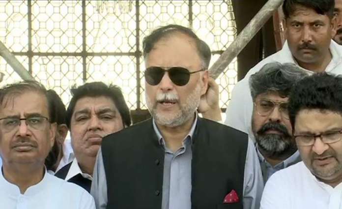 Nawaz Sharif telephones Ahsan Iqbal, congratulates him upon getting bail