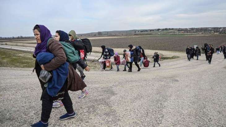 Hundreds of Migrants Gather Near Turkey-Greece Border to Cross Into Europe