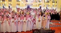 أصحاب السمو الأمراء يؤدون صلاة الميت على الأمير عبدالعزيز بن عبدالله بن فيصل بن فرحان