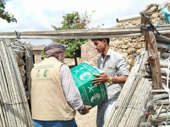 مركز الملك سلمان للإغاثة يوزع 300 سلة غذائية في مديرية حديبو بسقطرى
