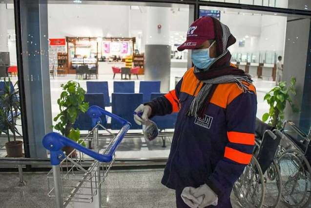 مطار عرعر... إجراءات وقاية وإحترازية بـصالات السفر والمسافرين لمواجهة كورونا