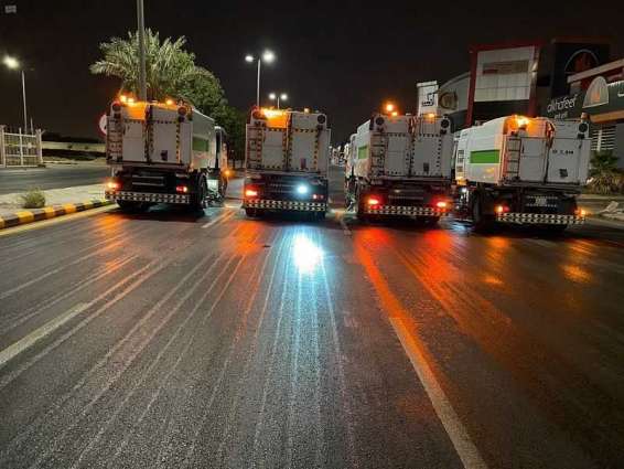 أمانة الرياض: 44 كانسة آلية تنظف الطرقات الرئيسة والفرعية خلال فترة منع التجول