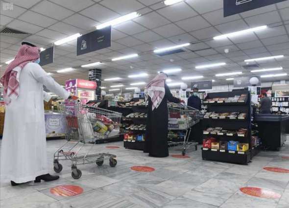 أمانة تبوك تتابع التزام مراكز التسوق بوضع إشارات للمسافات الصحية بين المتسوقين