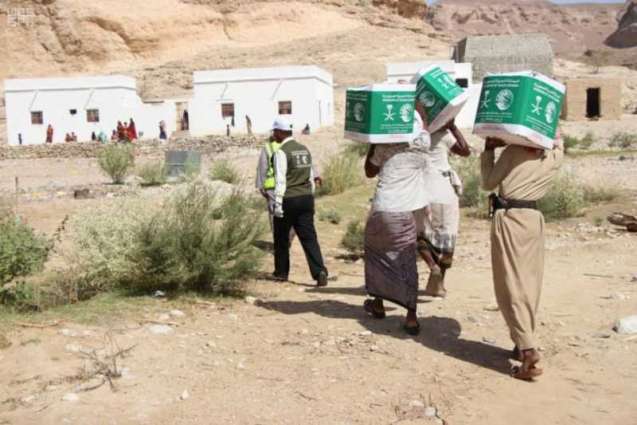 مركز الملك سلمان للإغاثة يواصل توزيع السلال الغذائية للمتضررين من السيول في مديرية السوم بمحافظة حضرموت