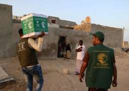 مركز الملك سلمان للإغاثة يوزع السلال الغذائية لمتضرري السيول في محافظة المهرة